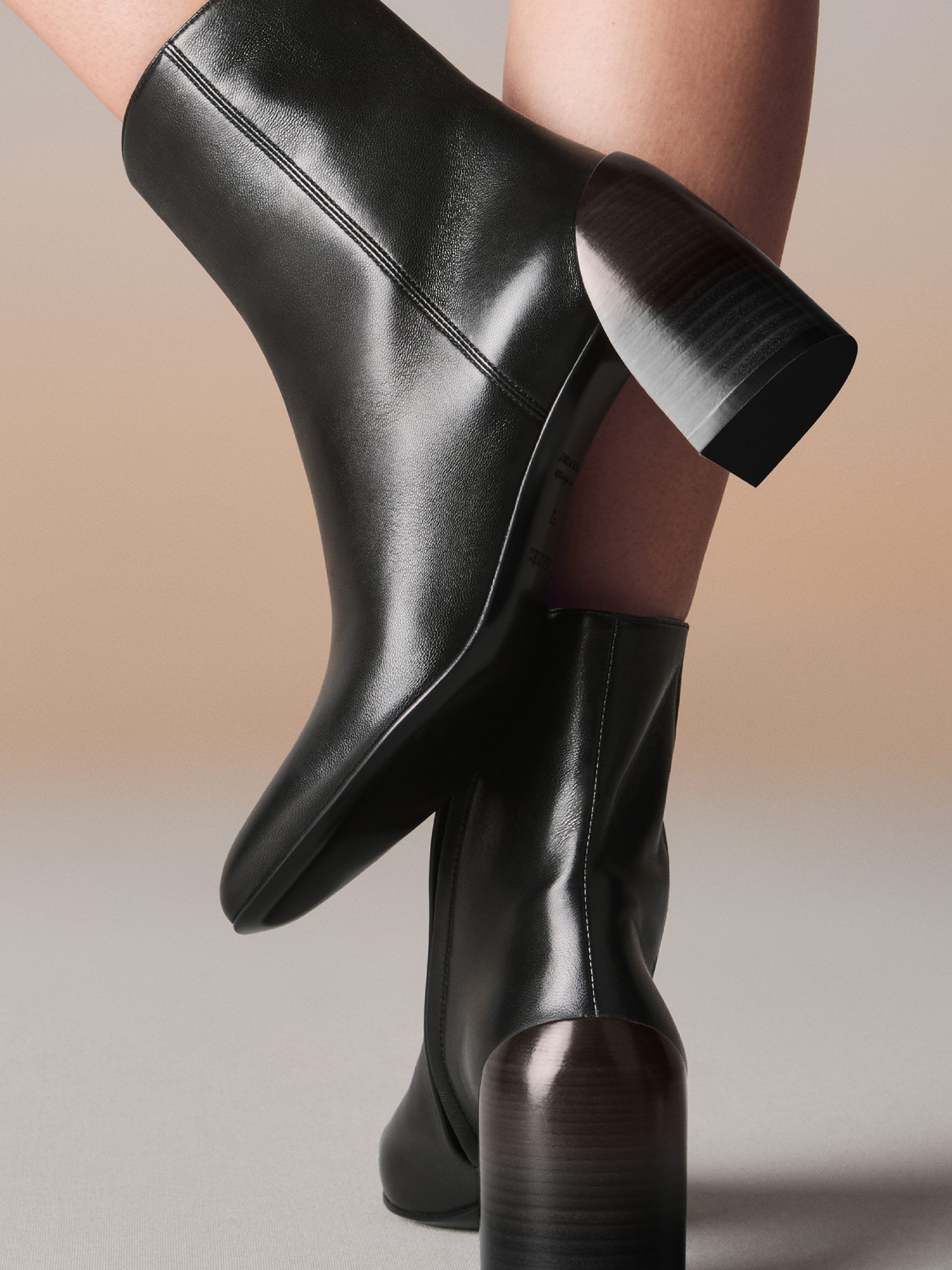HERMES Souliers — Camille Moguilewsky